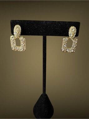 Gold tone  Crystal colored Drop Link Earrings - Champagne Sparkle. Pierced. NWOT